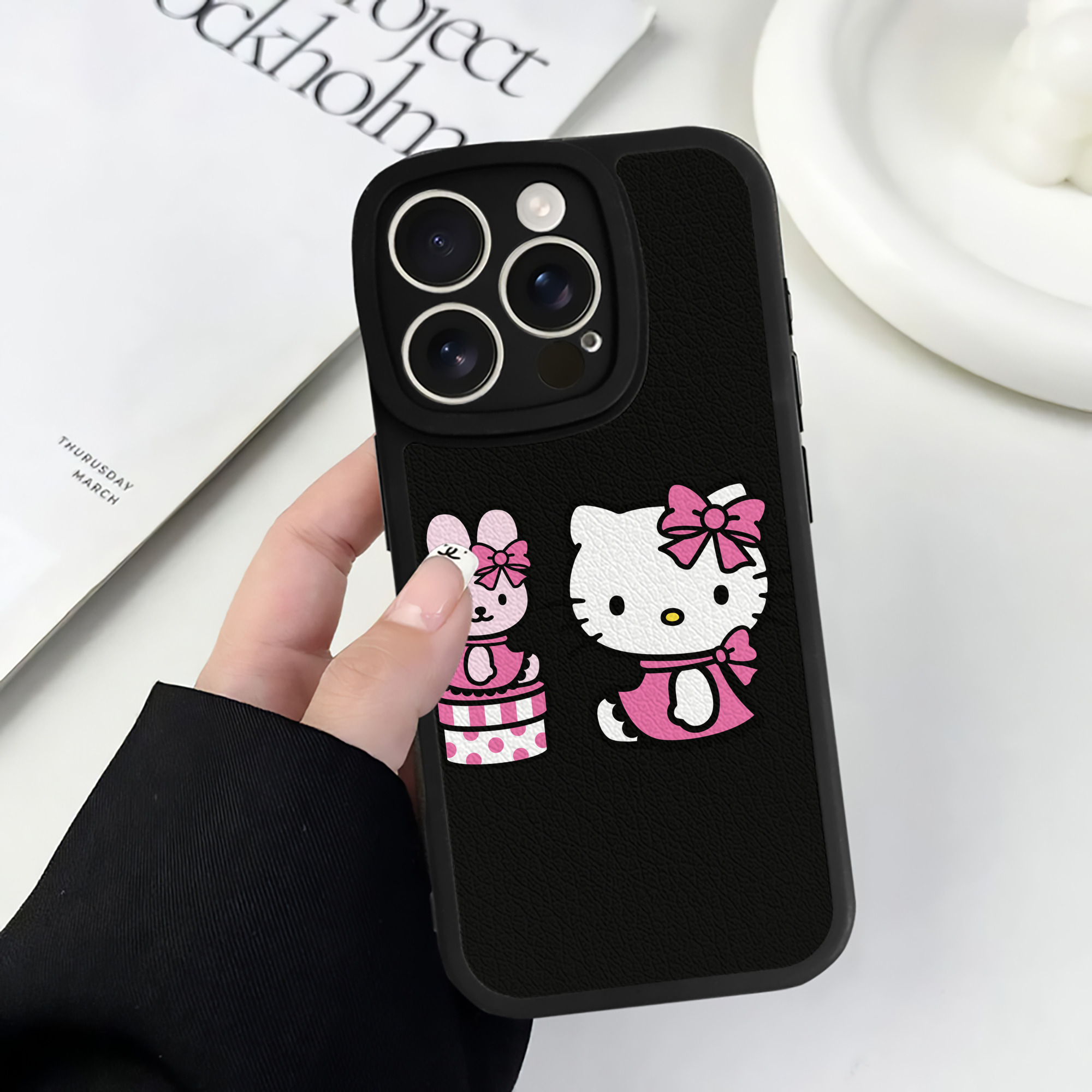 （画像用） Hello Kitty ハローキティ 【iPhone 16シリーズ対応】シリコンスマホケース（レザー調） 材質：シリコン